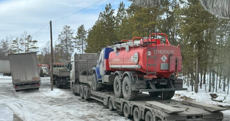 Топливозаправщик на трале — доставка ГСМ на объекты Севера