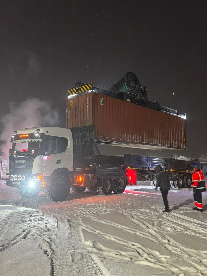 Перевалка контейнера на терминале в Нижнем Бестяхе